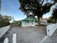 Beach, restaurants, shopping, blocks away