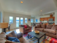 Water view! Luxury Port Suite -- walk to cafes, shops, galleries & beaches. Hotels in Eastsound