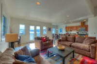 Water view! Luxury Port Suite -- walk to cafes, shops, galleries & beaches.