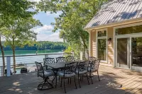 Trendy Lakeside Retreat-Screened Bar, Large Dock, Kayaks