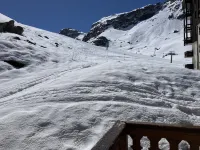 Ski in, ski out flat to sleep up to 6