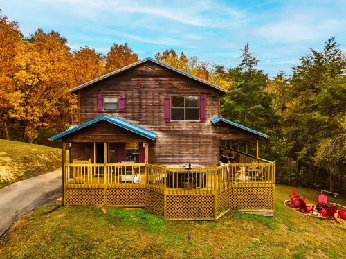 Family‑Friendly Retreat: Hot Tub, Theater + Close to Attractions - บ้านพักหลังเล็ก