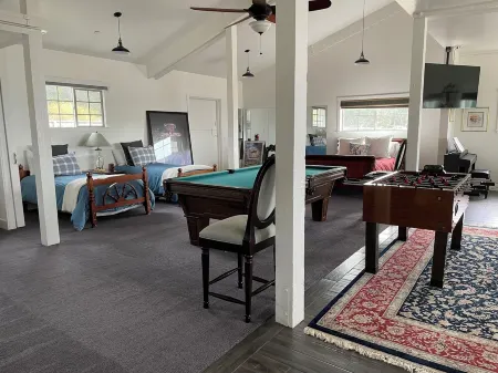 Ocean view suite in a restored barn - walkable to Pt. Lobos and Monastery Beach! Отели рядом с достопримечательностью «Заказник Пойнт Лобос Стейт»