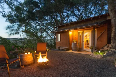 Coach House Cottage in heart of wine region with vineyard views Hotels near Vines on the Marycrest