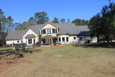 Country Estate home away from home. Quiet and quaint yet close to everything.