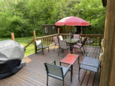 Rustic cabin just outside of Madison! Hotels in Madison