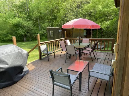 Rustic cabin just outside of Madison! Отели в г. Мэдисон