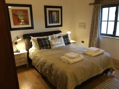 Superb converted Old Dairy, spacious, well equipped in quiet rural location Hotels near Quoins Organic Vineyard