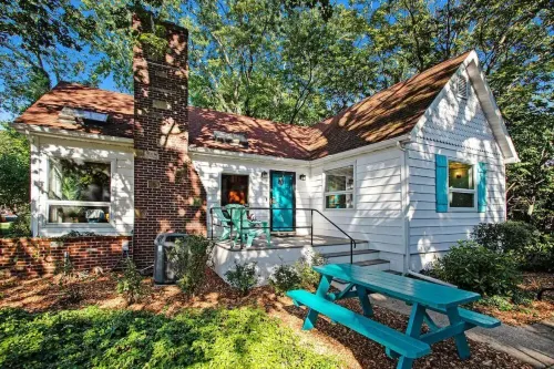 Comfy Cottage- Heated Pool, 1 Block to Beach! Lot's of space with 13 beds!