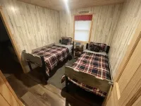 UP Riverfront Cabin with rustic charm & modern amenities. Great for families!