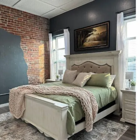 Downtown Mena apartment with hot tub and open concept