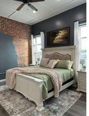 Downtown Mena apartment with hot tub and open concept