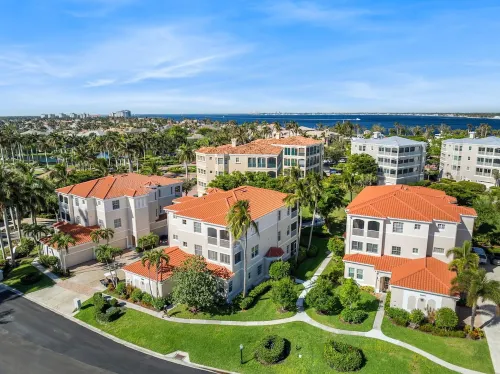 Luxurious 3BR Condo in the Exclusive Gated Gulf Harbour Yacht & Country Club Các khách sạn ở Iona