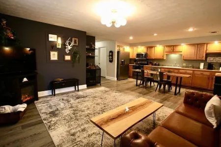 The Lounge - Downtown Chillicothe Отели рядом с достопримечательностью «Адена Стейт Мемориал»