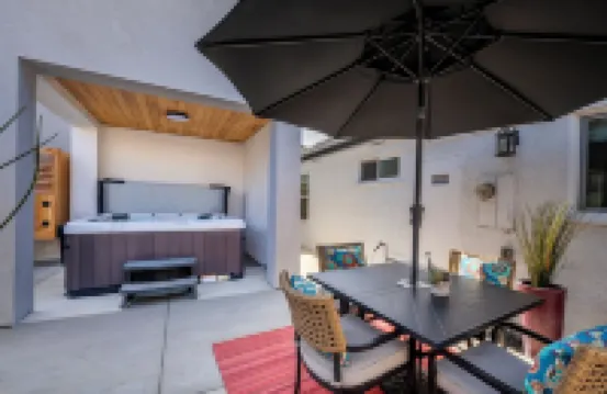 Charming 3 Bedroom Cottage with AC and WiFi in Superb Long Beach Location.