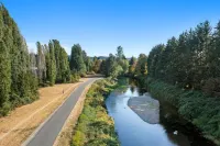 Walk to Wineries & Restaurant’s!