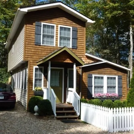 Affordable Luxury with Hot Tub, Fireplace, Central Air/Heat, Wifi in Highlands!