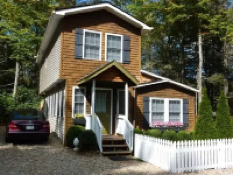 Affordable Luxury with Hot Tub, Fireplace, Central Air/Heat, Wifi in Highlands!