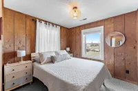 Wright Salty/One Block to Beach/Dog Friendly/Ocean Views/Covered Outdoor Space