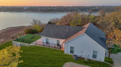 Nocona Lakefront with 40 private acres, beds for 8, newly constructed in 2024!