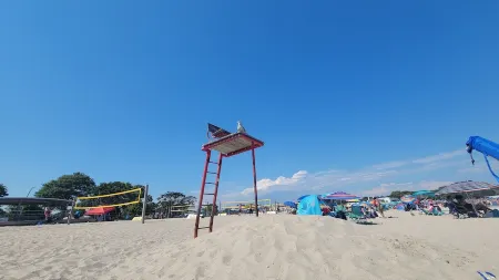 Close to Mystic, Stonington, Westerly. Room for everyone. 3 mins to Ocean Beach.