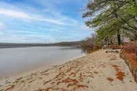 Crystal Lake House W/ Private Beach + Lake Access فنادق في Harrison