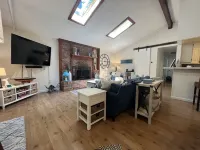 Cozy, Bright Beach Retreat In The Woods (Great for Pets & Kids - Wi-Fi