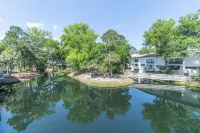 Spotless Stylish 1 Bedroom Condo Steps to Beach & Pool