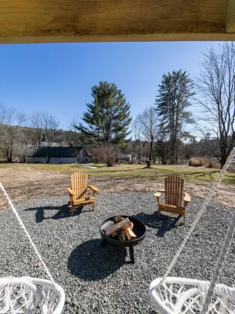 Chic Catskills Cabin w/ Fireplace, Firepit, 30min to Ski Big Bear Resort.