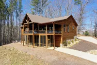 ⛰Blue Ridge Luxury Cabin★Sunset★View★Hot Tub★Games Hotels near Expedition Bigfoot Adventure Outpost