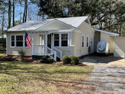 Beach Cottage Bechtel Blvd. Hotel in zona The Art House
