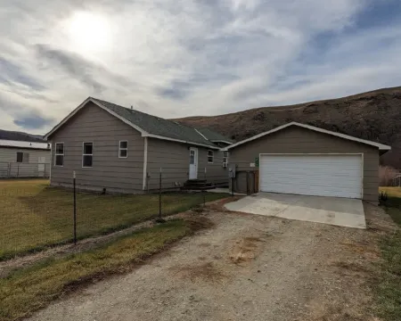 Salmon Riverfront HomeClose to Salmon and Challis.  Fishing from back yard. Hotels in Lemhi County