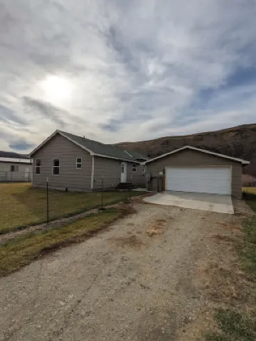 Salmon Riverfront HomeClose to Salmon and Challis.  Fishing from back yard.