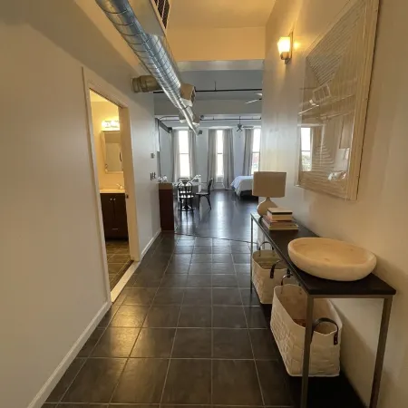 Spacious Loft in Historic Baggs Square