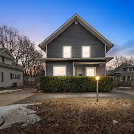 The Vintage Haven. A cozy home 5 mins from Downtown Des Moines. Pet-Friendly