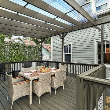 "The Hanscom House" 8 MIN walk to DT!