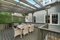 "The Hanscom House" 8 MIN walk to DT!