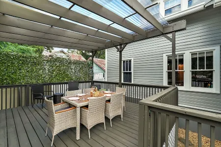 "The Hanscom House" 8 MIN walk to DT!