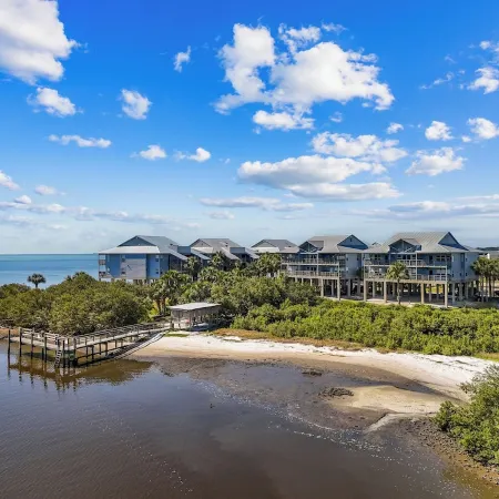 3 Pelicans - Waterfront Condo w Pool & Boat Trailer Parking