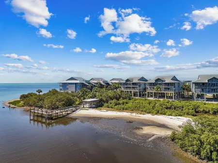 3 Pelicans - Waterfront Condo w Pool & Boat Trailer Parking