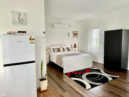 Cabin in the dam paddock, 10 min to the beach.