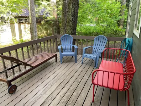 Spacious Mount Hood home near river, dogs OK, game room, WiFi