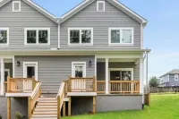 Hillside Getaway close to downtown, shops and restaurants!