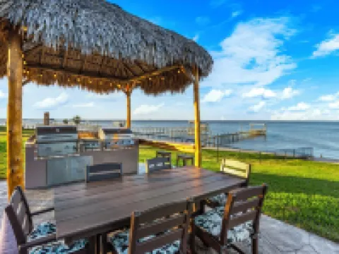 Paradise HomeSpacious 5-Bedroom House Sleeping 14,Heated Pool in Lovely Bacliff Hotels in Bacliff