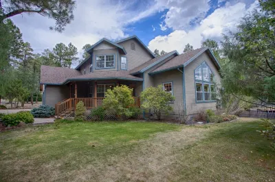 Cabin On NAT'L FOREST! LAKE & CREEK minutes away! Hotels near Walmart Supercenter