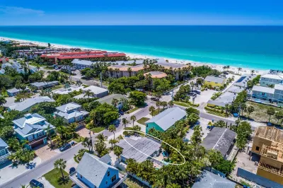 PRIVATE HEATED POOL! 150 Steps to Beach! No property management fees! Hotels in der Nähe von Alvin's Island - Holmes Beach #753