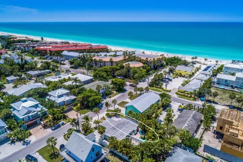 PRIVATE HEATED POOL! 150 Steps to Beach! No property management fees! Hotel a Holmes Beach