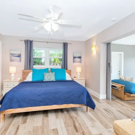 Large 4/3House - 7MIN WALK 2 BEACH!-Tiki, Heated Pool & Bikes Included