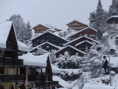 3P 55 m2 apartment in a luxury chalet. Very close to the lifts. Lac de Vernant附近的飯店