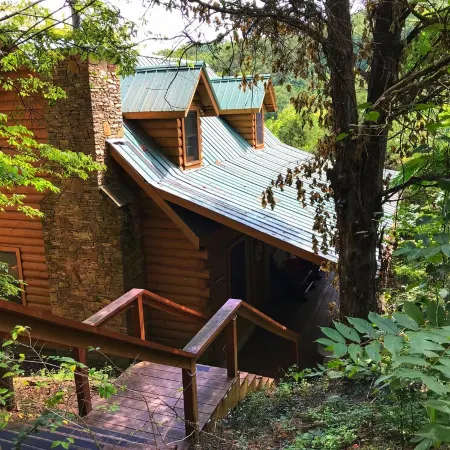 2/2 Log Cabin in the Smokies! Close to Dollywood! WIFI, HOT TUB, 2 KING ROOMS